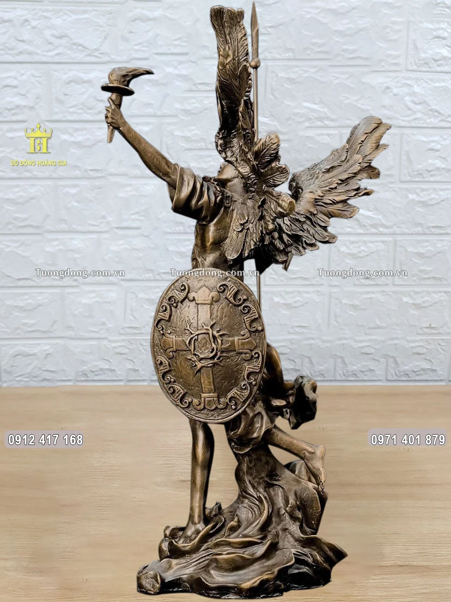 Hình ảnh phía sau của bức tượng đồng công giáo